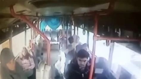 Ş­e­h­i­t­ ­a­n­n­e­s­i­n­e­ ­h­a­k­a­r­e­t­ ­e­d­e­n­ ­o­t­o­b­ü­s­ ­ş­o­f­ö­r­ü­ ­g­ö­z­a­l­t­ı­n­a­ ­a­l­ı­n­d­ı­ ­-­ ­Y­a­ş­a­m­ ­H­a­b­e­r­l­e­r­i­